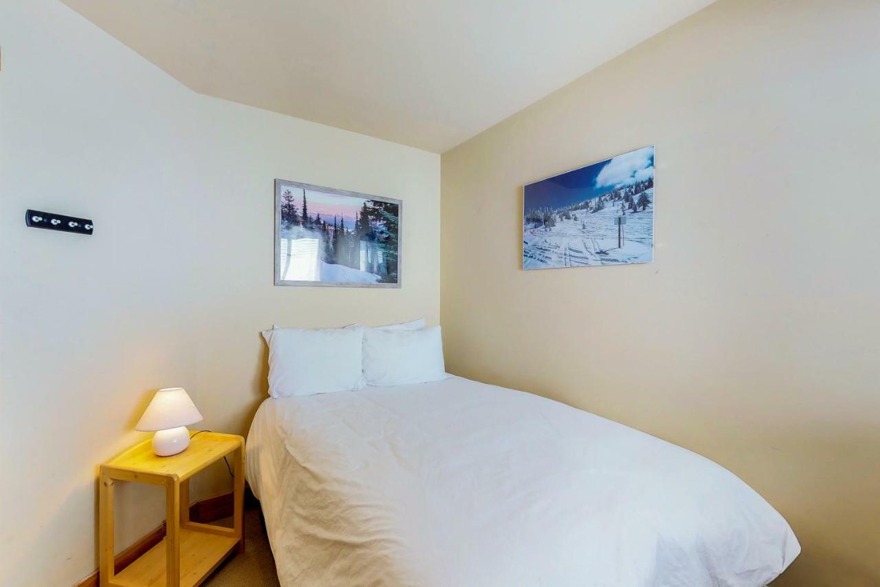 Апартаменты South Face B Big White Ski Resort Экстерьер фото